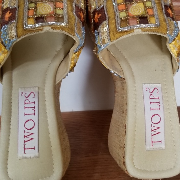 Two Lips platform sandal. Size not listed in shoe - Picture 5 of 5